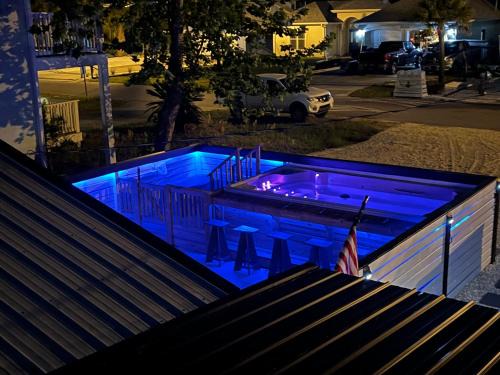 Holiday Beach Casa | Bayview Cottage - Sun deck, pool, and more!