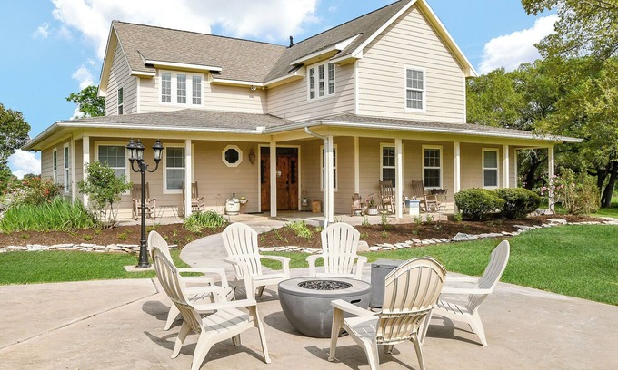 Brenham Casa | BBB 23 acre Ranch, Designer TX chic, 5 min. Brenham, 10 min. Lake Sommerville