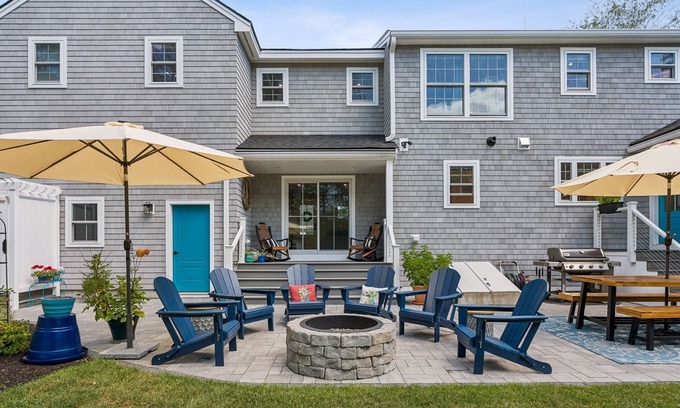 Kennebunk Casa | BEACH! 4Bdrm-Fire pit/patio/outdoor shower!
