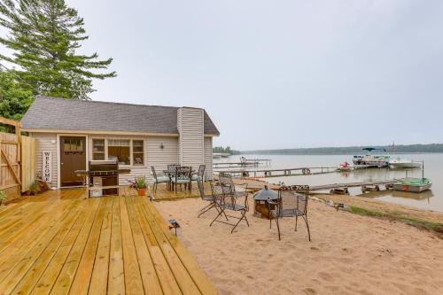Maple City Casa | Beach Access and Dock Little Traverse Lake Cottage!