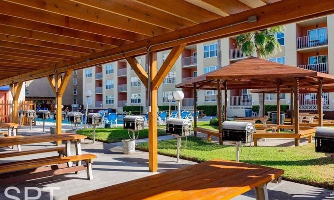 South Padre Island Condominio | Beach access Condo Nice pool/hot tub area w/bbq 2 Bedroom Home by RedAwning