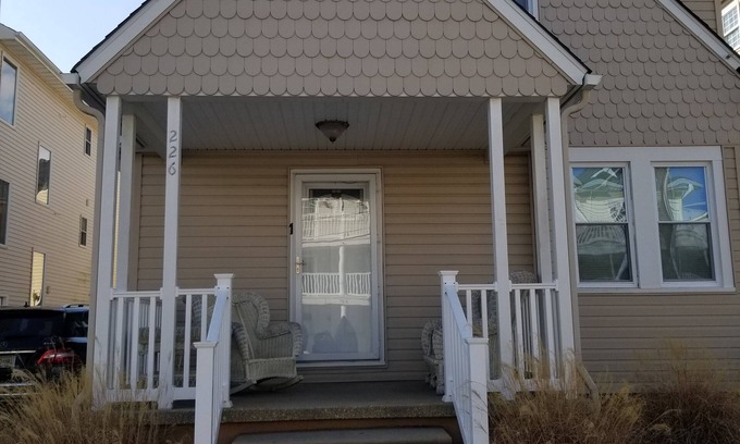 Wildwood Cabaña | Beach and Boardwalk 1.5 blocks. Lots of room w/ plaza and private porch.