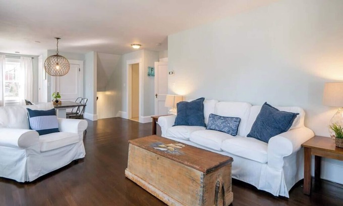 Newport East Casa | Newport-Middletown Beach Loft! Camina a la playa de Easton! ¡Recientemente renovado!