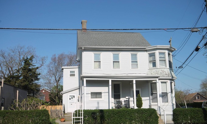 West Cape May Apartamento | BEACH, BIRDING, SIGHTSEEING, theater, WINERIES, breweries, distilleries, carriage rides...SHOP local favorites from art to honey.