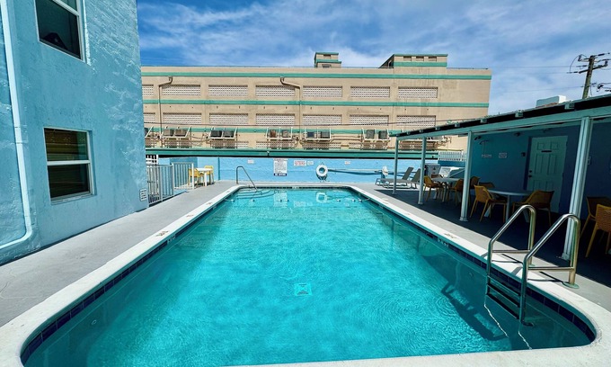 Hollywood South Central Beach Cabaña | Beach Bliss 2/2 for 4-Pool-Beach 30 Steps