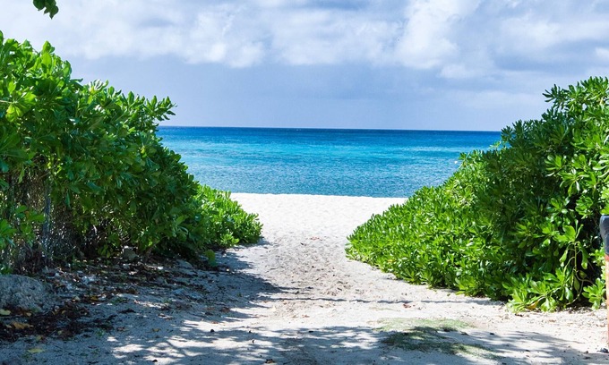 Seven Mile Beach Apartamento | Beach Bliss by 7M Beach