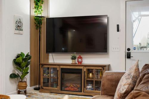 Sharp Park Apartamento | Beach Block 2-Bed with Coastal Palm Trees and Yard