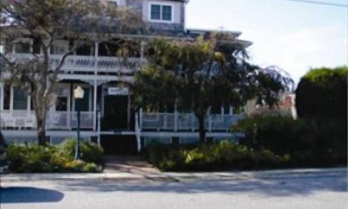 Cape May Point Condominio | Beach block! Take your morning coffee up to the beach and enjoy the early morning sea breeze.