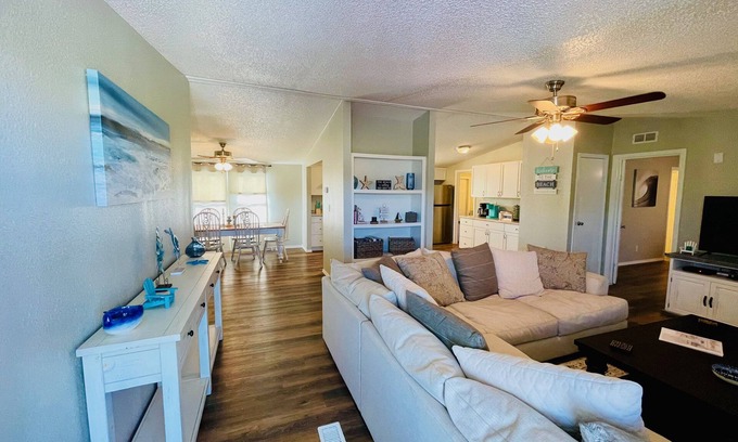Mead Casa | "Beach Break" less than 10 minutes from Lake Texoma and Choctaw Casino