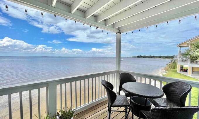 Innerarity Townhomes Casa | Beach Breeze: Lovely Waterfront Home with 2 Kayaks