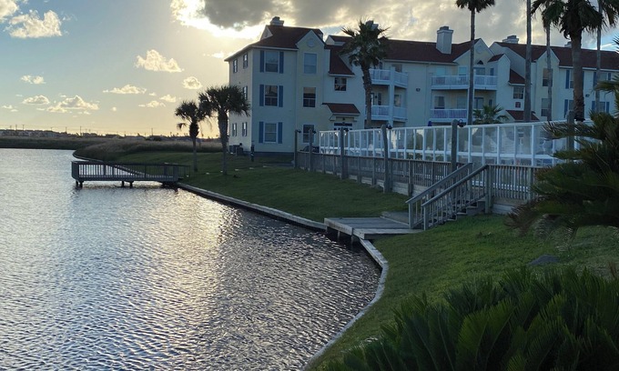 Corpus Christi Condominio | Beach Condo-WiFi,4 min walk to water,sleeps 3+,Hot tub,pool,gym,sauna,car wash!