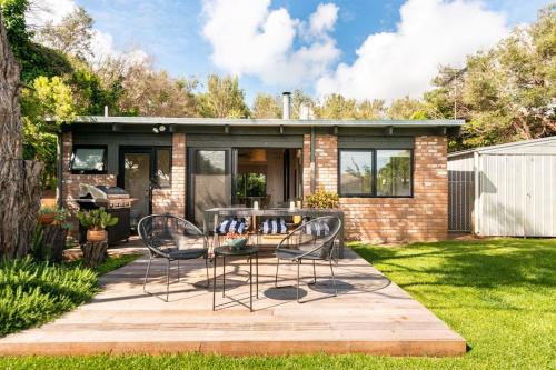 Tootgarook Casa | Beach cottage, 4 mins to sea with spacious garden
