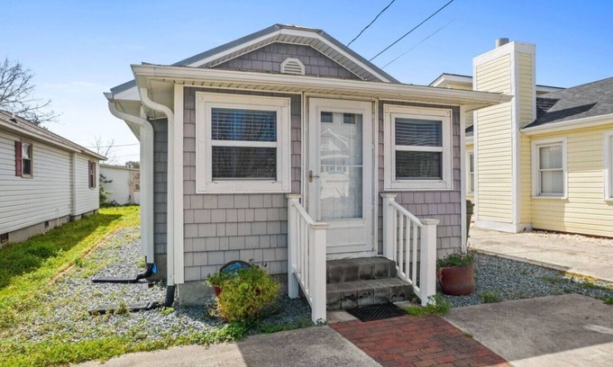 Kure Beach Cabaña | Beach Cottage w/ Private Home Gym & E-Bikes. Easy Walk to Beach & Pier