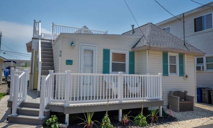 Stone Harbor Casa | Beach Cottage with Roof Deck