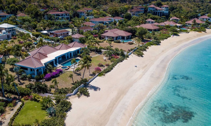 Spanish Town Villa | BEACH DREAMS Villa de lujo frente al mar - Suites de 4 habitaciones, aire acondicionado, PISCINA