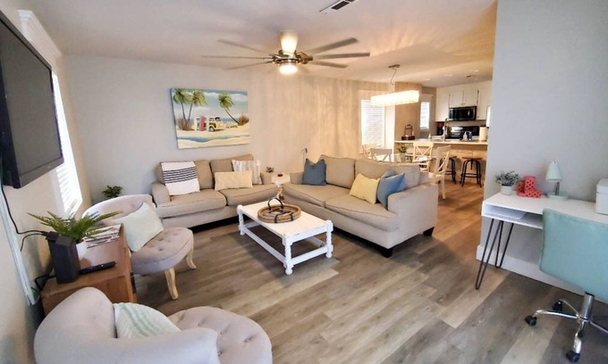 Summer Breeze Casa | BEACH FEVER in Horizon South - 2 BR, 2.5 bath, sleeps 8 - 5 min walk to beach!