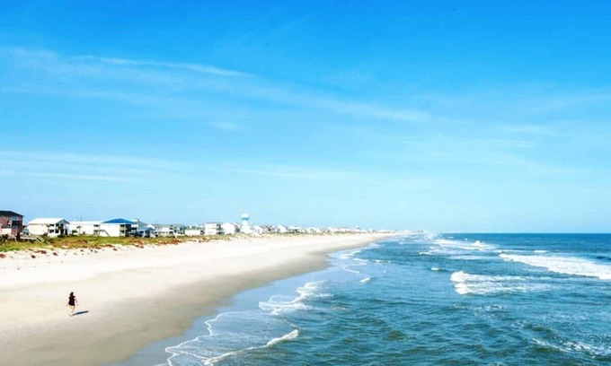 North Carolina Coast Casa | Beach Flexcation Destination! 1GB Internet/wifi and just seconds from the beach!