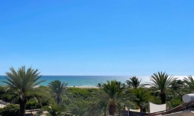 Vilanova I la Geltru Apartamento | Apartamento frente a la playa vistas al mar