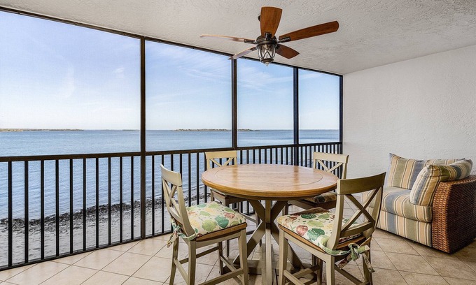 Punta Rassa Condominio | Beach front 1b/1b condo. Amazing Sunsets and Resort Amenities