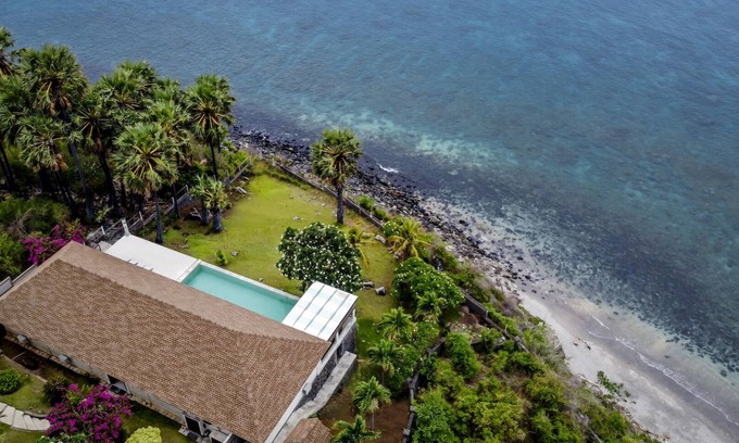 Bunutan Villa | Beach Front 3BR Hideaway Villa w/ Infinity Pool