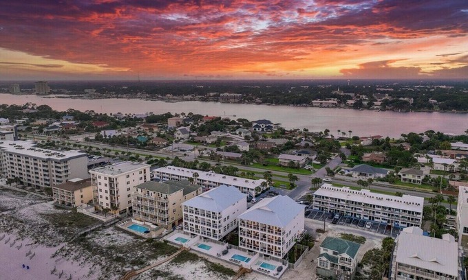 Fort Walton Beach Casa | Beach Front 8 BR 6 BA Pool & Hot Tub + Pickleball Fun