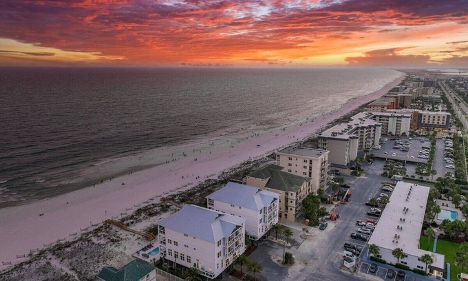 Fort Walton Beach Casa | Beach Front 8 BR 6 BA + Pool & Hot Tub + Pickleball Fun