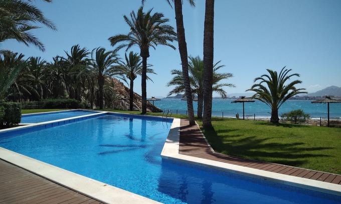 Los Puertos Apartamento | Apartamento moderno frente a la playa con espectaculares vistas al mar y a la montaña