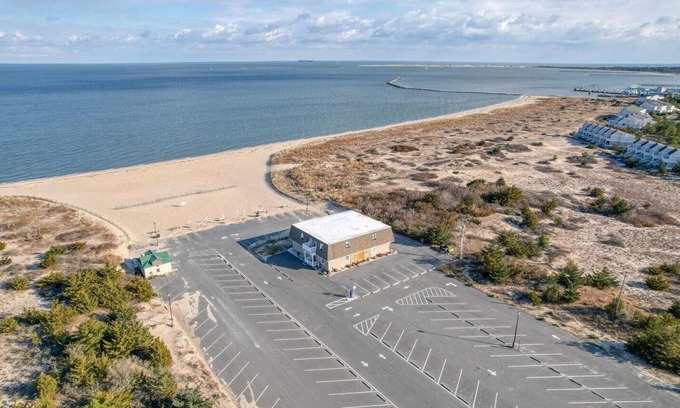 Lewes Condominio | Beach Front condo. Private parking. Steps to the beach.