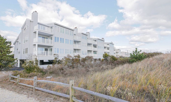 Brigantine Apartamento | Beach front condo with ocean views to love and hear: 2 bed, 2 bath