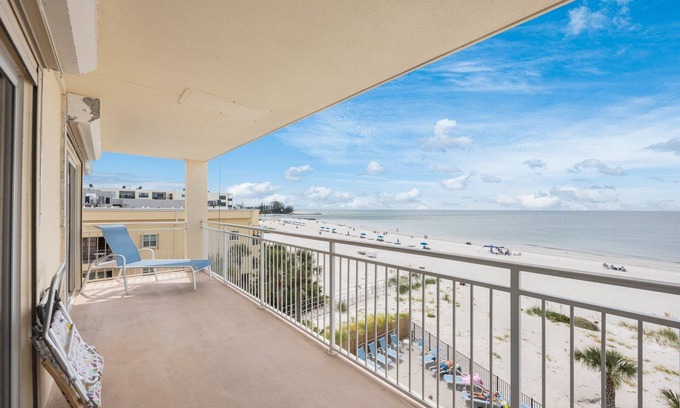 Madeira Beach Condominio | Beach Front Corner Unit - #309 Madeira Norte