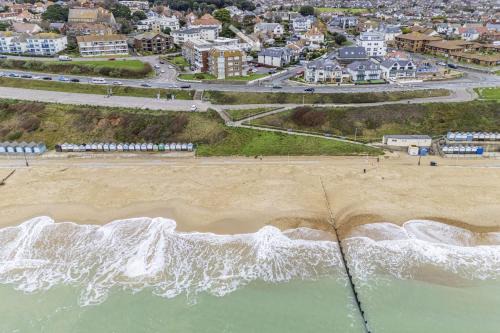 Southbourne Casa | Beach Front Getaway - Luxury Apt with Large Garden