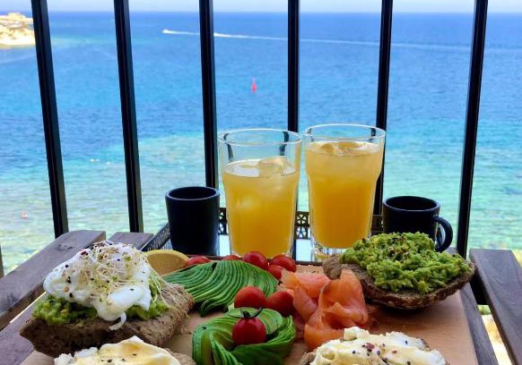 Marsalforn Apartamento | Beach front High End apartment, direct sea views.