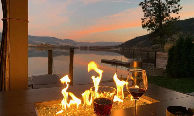 Central Okanagan Apartamento | BEACH FRONT HOME PRIVATE HOT TUB