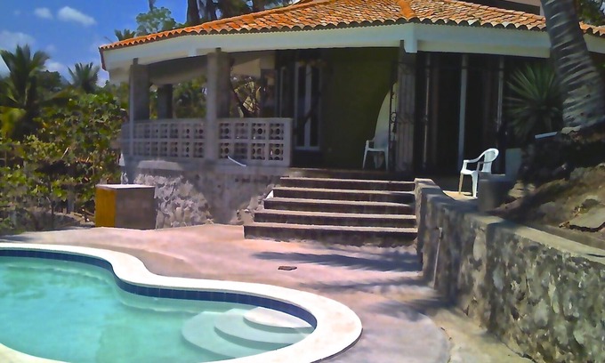Chiltiupan Casa | Casa frente a la playa, Surf K59, piscina, propiedad grande y privado la playa.