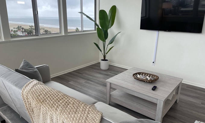Verdugo Viejo Apartamento | Beach Front Loft at Santa Monica Pier