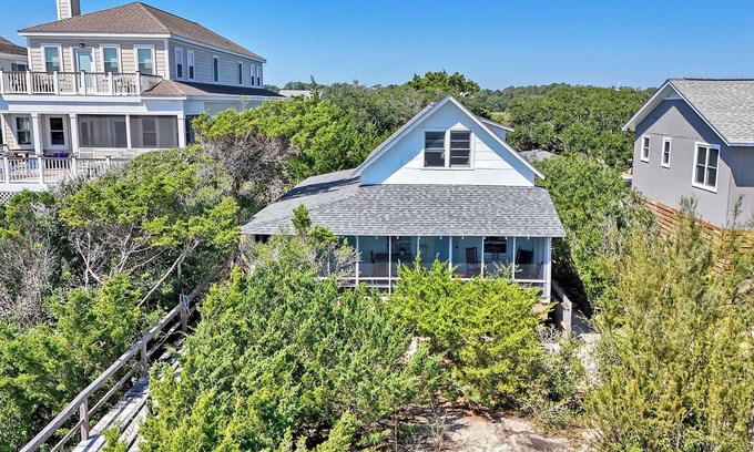 Pawleys Island Casa | Beach front on Pawleys Island, Two Screened Porches, Dog Friendly