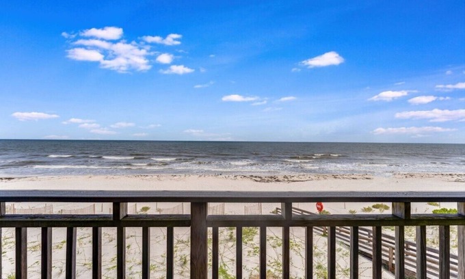 East End Condominio | Beach front, pet friendly, community pool!