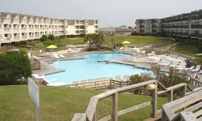 Morehead City Condominio | Resort frente a la playa con tobogán acuático de 150 ', mini golf gratuito, piscina cubierta, tenis, más