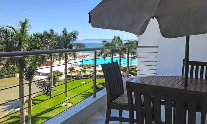 Nuevo Vallarta Apartamento | Hermoso condo frente al mar con 2 rec y 2 baños, vista al mar, playa, y albercas