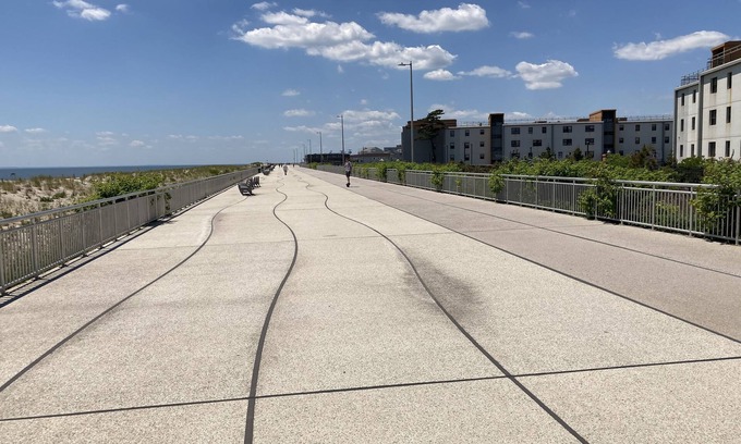Queens Apartamento | Beach Front unit with beautiful boardwalk conveniently steps away.