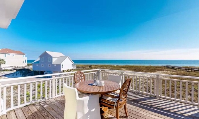 East End Casa | Beach Front Views, Private Pool, Private Mini-Putting Green, Free Beach Gear!