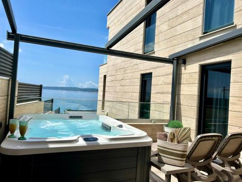 Selce Apartamento | BEACH FRONT VILLA FRAN - DELUXE SEA VIEW SUITE with private jacuzzi # 3