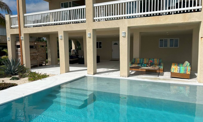 High Rock Villa | Beach front with Pool. Charming 4 bdrm Villa with AC / Patios &Blue Green Ocean
