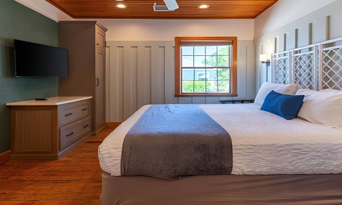 Captiva Hotel | Beach Getaway: Comfortable Cottage w/Stunning Beach Views | Free Parking | Pool