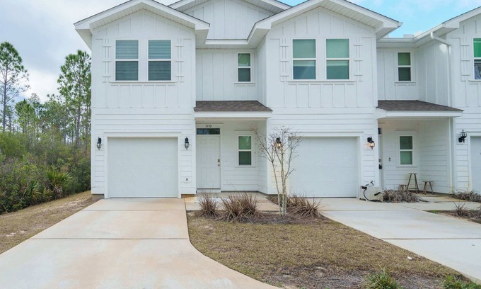 Thomas Drive Casa | Beach Getaway | Community Amenities!