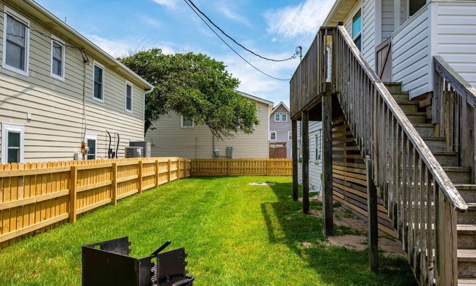 Nags Head Casa | Beach getaway! Walk to beach, hot tub, near shops