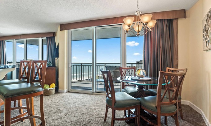 Myrtle Beach Apartamento | Condominio de lujo asequible 1BR / 1BA. ¡Magníficas vistas! Enorme balcón! ¡Nueva alfombra y sofá!