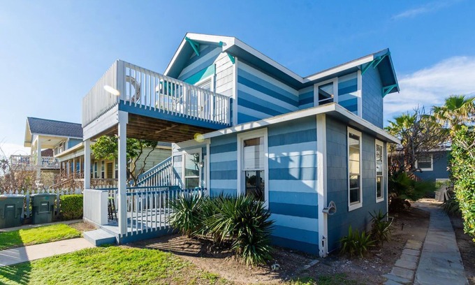 San Jacinto Casa | Seaside Villas by Sunsational Stays - Multi-Unit, Walk to Beach, Family Friendly