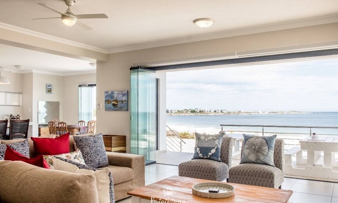 Britannia Bay Casa | Beach house, walk onto the beach
