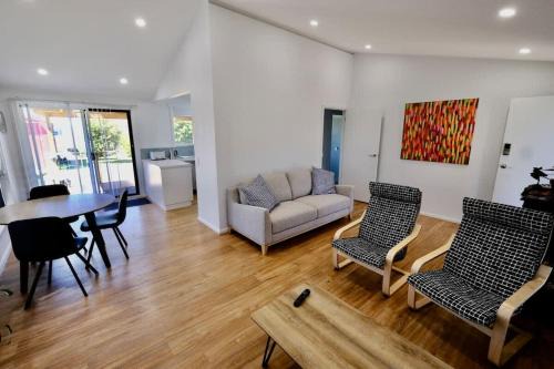 East Devonport Casa | Beach House with Sea Views and a Large Backyard